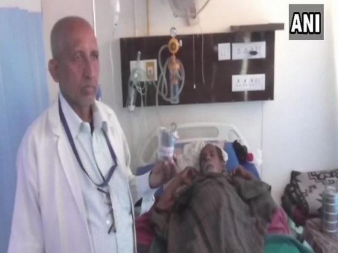 Steel glass found from the stomach of patient | धक्कादायक ! पोटातून निघाला स्टिलचा ग्लास, नातेवाईकांसोबत डॉक्टरही हैराण Steel glass found from the stomach of patient | धक्कादायक ! पोटातून निघाला स्टिलचा ग्लास, नातेवाईकांसोबत डॉक्टरही हैराण