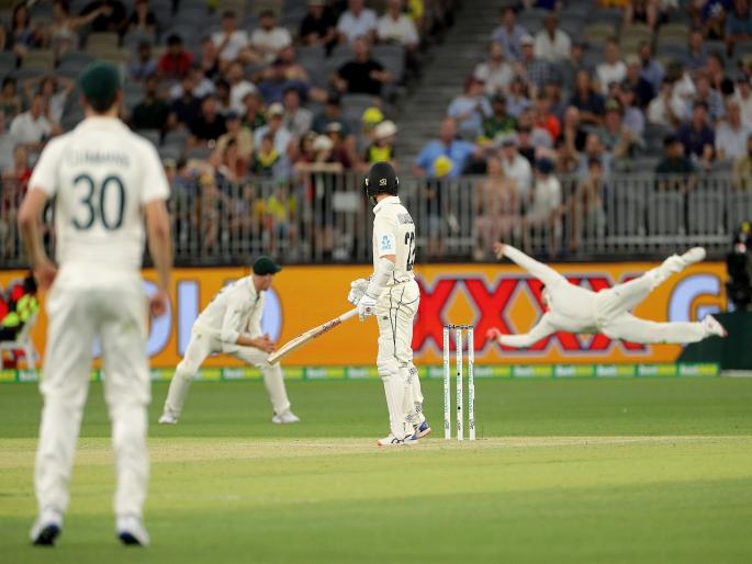 Aus vs Nz : UNBELIEVABLE, Steve Smith grabs a sensational one-handed catch to send Kane Williamson | Aus vs Nz D/N Test : स्टीव्ह स्मिथचा अफलातून झेल; किवी कर्णधाराला पाठवलं माघारी, Video