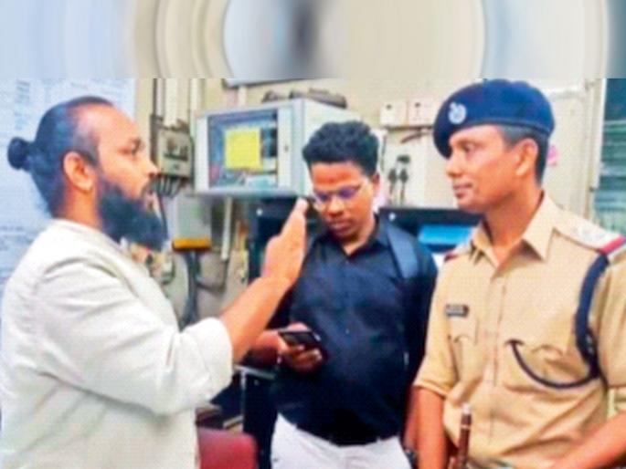 Railway station master's plea on Marathi announcement issue Asked to detain youth, RPF officials refused | मराठी उद्घोषणेच्या मुद्द्यावर रेल्वे स्टेशन मास्तरची मुजोरी; तरुणाला डांबून ठेवायला सांगितले, आरपीएफ अधिकाऱ्यांनी मात्र नकार दिला Railway station master's plea on Marathi announcement issue Asked to detain youth, RPF officials refused | मराठी उद्घोषणेच्या मुद्द्यावर रेल्वे स्टेशन मास्तरची मुजोरी; तरुणाला डांबून ठेवायला सांगितले, आरपीएफ अधिकाऱ्यांनी मात्र नकार दिला