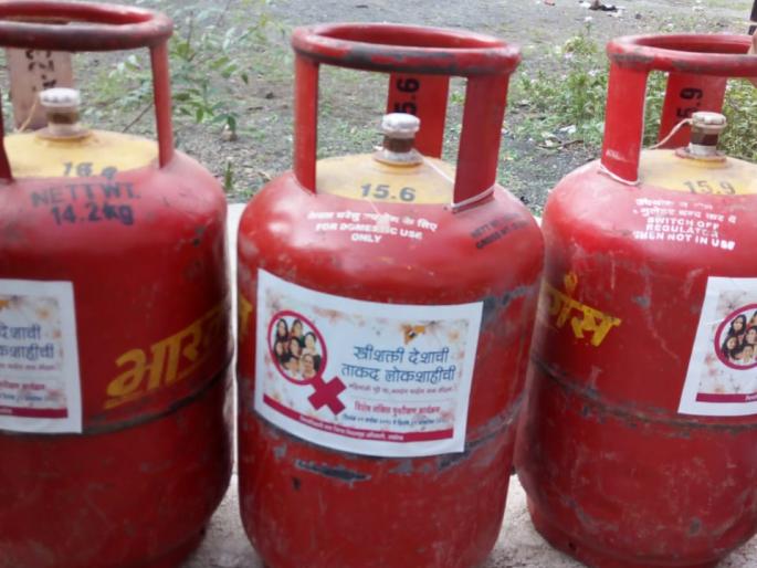 Awakening the voters in the power of 'Stickers' by cylinders! | ‘सिलिंडर’वर ‘स्टिकर’ लावून स्त्रीशक्ती मतदारांमध्ये जागृती!  Awakening the voters in the power of 'Stickers' by cylinders! | ‘सिलिंडर’वर ‘स्टिकर’ लावून स्त्रीशक्ती मतदारांमध्ये जागृती!