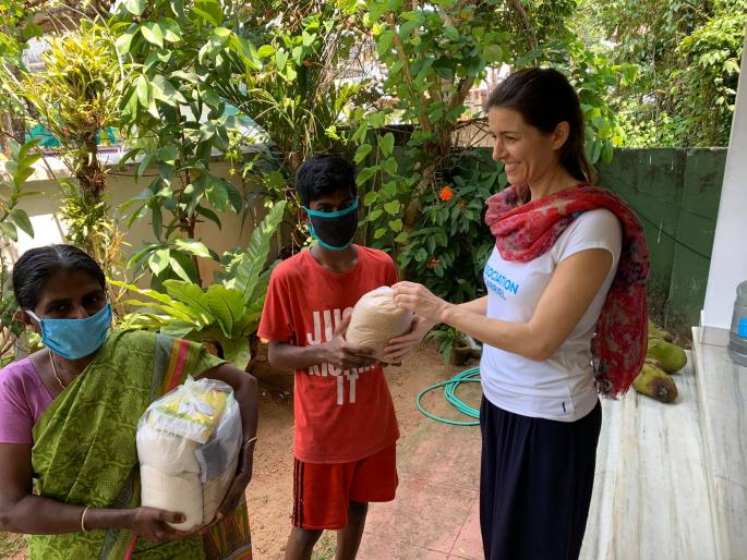 When a French girl helps in India during the Corona lockdown. | एका फ्रेंच तरुणी कोरोनाकाळात भारतात मदतीला थांबते तेव्हा... When a French girl helps in India during the Corona lockdown. | एका फ्रेंच तरुणी कोरोनाकाळात भारतात मदतीला थांबते तेव्हा...