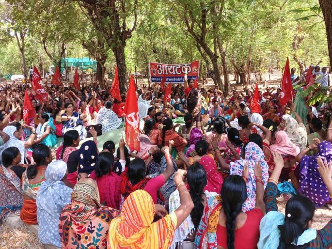 Aggressive Anganwadi workers stage dharna in front of Zilla Parishad Gadchiroli for increased salary | वाढीव मानधनासाठी अंगणवाडी कर्मचारी आक्रमक, जिल्हा परिषदेसमोर दिले धरणे Aggressive Anganwadi workers stage dharna in front of Zilla Parishad Gadchiroli for increased salary | वाढीव मानधनासाठी अंगणवाडी कर्मचारी आक्रमक, जिल्हा परिषदेसमोर दिले धरणे