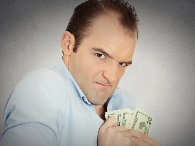 Even in today's difficult times, 'keep smiling' and 'keep looking' just like this stingy man! | आजच्या कठीण काळातही 'हसत राहा' आणि 'दिसत राहा' अगदी या कंजूष माणसासारखं!