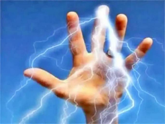 Couple killed, woman critical after electrocution | विजेच्या तारांच्या धक्क्याने दाम्पत्याचा मृत्यू, एक महिला गंभीर Couple killed, woman critical after electrocution | विजेच्या तारांच्या धक्क्याने दाम्पत्याचा मृत्यू, एक महिला गंभीर