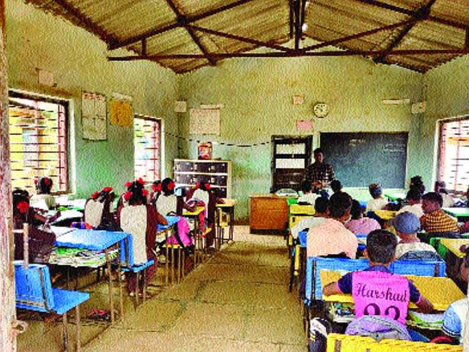 Children get education lessons in old school | मुलांना जीर्ण समाजगृहात मिळतात शिक्षणाचे धडे Children get education lessons in old school | मुलांना जीर्ण समाजगृहात मिळतात शिक्षणाचे धडे