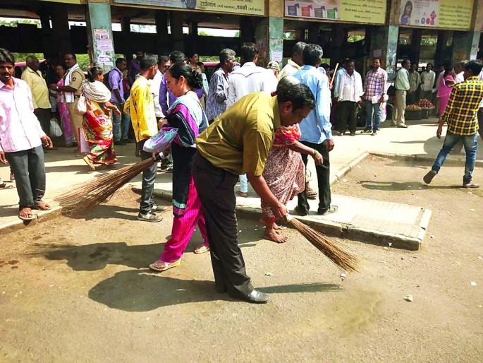 Now every Friday Akola Agro Sanitation Campaign | आता प्रत्येक शुक्रवारी अकोला आगारात स्वच्छता अभियान