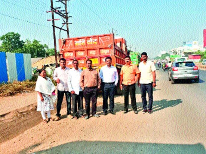 Revenue bolt to the sandmafia at Shewalwadi, 20 trucks in possession | शेवाळवाडी येथे वाळूमाफियांना महसूलचा दणका, 20 ट्रक ताब्यात Revenue bolt to the sandmafia at Shewalwadi, 20 trucks in possession | शेवाळवाडी येथे वाळूमाफियांना महसूलचा दणका, 20 ट्रक ताब्यात