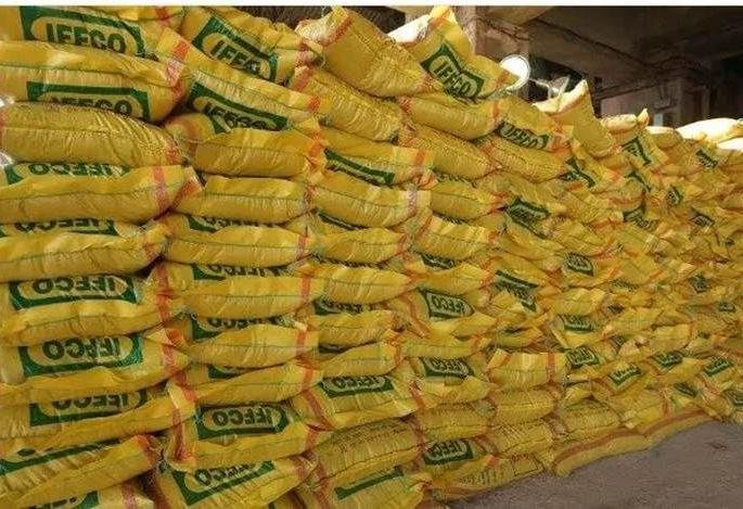 Stocks of fertilizers in Washim district; Still trying artificial scarcity | वाशिम जिल्ह्यात खतांचा मुबलक साठा; तरीही कृत्रिम टंचाईचा प्रयत्न Stocks of fertilizers in Washim district; Still trying artificial scarcity | वाशिम जिल्ह्यात खतांचा मुबलक साठा; तरीही कृत्रिम टंचाईचा प्रयत्न