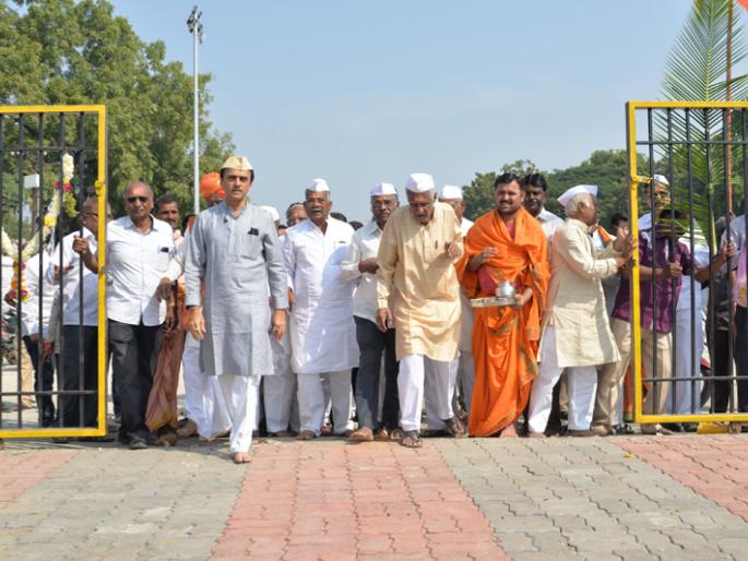 Solapur Siddeshwar Yatra; This road is open, keeping up, at the Stalls home ground; Compound damage, if compounded! | Solapur Siddeshwar Yatra ; यंदाही रस्ता मोकळाच, पाळणे, स्टॉल्स होम मैदानावरच ; मात्र कंपाउंडला धक्का लागल्यास नुकसानभरपाई ! Solapur Siddeshwar Yatra; This road is open, keeping up, at the Stalls home ground; Compound damage, if compounded! | Solapur Siddeshwar Yatra ; यंदाही रस्ता मोकळाच, पाळणे, स्टॉल्स होम मैदानावरच ; मात्र कंपाउंडला धक्का लागल्यास नुकसानभरपाई !