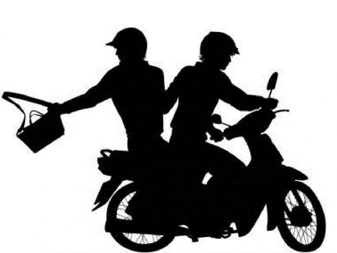 The bike slowed down on the speed breaker and the thieves made away with the purse full of jewellery | स्पीड ब्रेकरवर गाडी हळू झाली अन् दागिन्यांनी भरलेली पर्स चोरट्यांनी अलगद पळविली The bike slowed down on the speed breaker and the thieves made away with the purse full of jewellery | स्पीड ब्रेकरवर गाडी हळू झाली अन् दागिन्यांनी भरलेली पर्स चोरट्यांनी अलगद पळविली