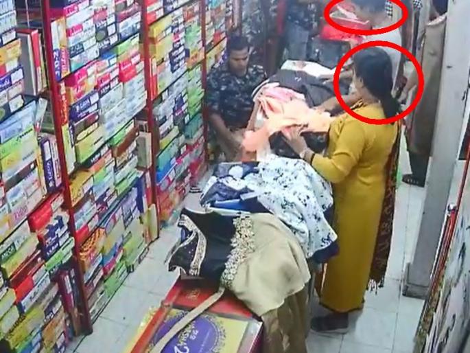 Video: The thieves of Diwali buzz; Two incidents seized by CCTV | Video : दिवाळी खरेदीच्या बहाण्याने चोरट्या महिलांचा सुळसुळाट; दोन घटना सीसीटीव्हीत कैद Video: The thieves of Diwali buzz; Two incidents seized by CCTV | Video : दिवाळी खरेदीच्या बहाण्याने चोरट्या महिलांचा सुळसुळाट; दोन घटना सीसीटीव्हीत कैद