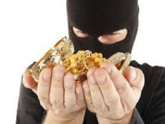 Robbery at Lonikalbhor: thieves stole 150 grams gold in pune | लोणीकाळभोर येथे चोरट्यांनी केला पंधरा तोळे सोन्याचा ऐवज लंपास  Robbery at Lonikalbhor: thieves stole 150 grams gold in pune | लोणीकाळभोर येथे चोरट्यांनी केला पंधरा तोळे सोन्याचा ऐवज लंपास