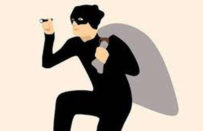 95,000 stolen from house in Washim | चाेरटयाने केला ९५ हजार रुपयांचा ऐवज लंपास 95,000 stolen from house in Washim | चाेरटयाने केला ९५ हजार रुपयांचा ऐवज लंपास