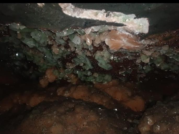 Valuable colored stones found while digging a well; seized by the revenue department | विहीर खोदताना आढळून आला मौल्यवान रंगीबेरंगी दगडांचा खजिना Valuable colored stones found while digging a well; seized by the revenue department | विहीर खोदताना आढळून आला मौल्यवान रंगीबेरंगी दगडांचा खजिना