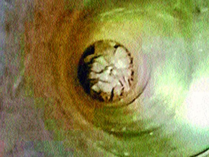 Throw stones into borewell and try to stop | बोअरवेलमध्ये दगड टाकून बंद करण्याचा प्रयत्न Throw stones into borewell and try to stop | बोअरवेलमध्ये दगड टाकून बंद करण्याचा प्रयत्न