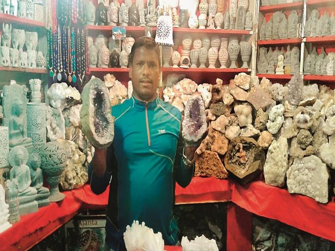 Ajantha's Stone Economy in trouble; The colorful stones of the shoppers displaced | अजिंठ्यात स्टोन इकॉनॉमीला घरघर; रंगीबेरंगी दगड विक्रेत्यांची घडी विस्कटली Ajantha's Stone Economy in trouble; The colorful stones of the shoppers displaced | अजिंठ्यात स्टोन इकॉनॉमीला घरघर; रंगीबेरंगी दगड विक्रेत्यांची घडी विस्कटली