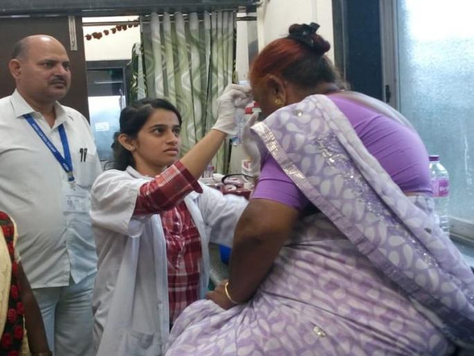 stone pelting on the local trane; Women injured | दिव्यात लोकलवर दगडफेक; महिला जखमी stone pelting on the local trane; Women injured | दिव्यात लोकलवर दगडफेक; महिला जखमी