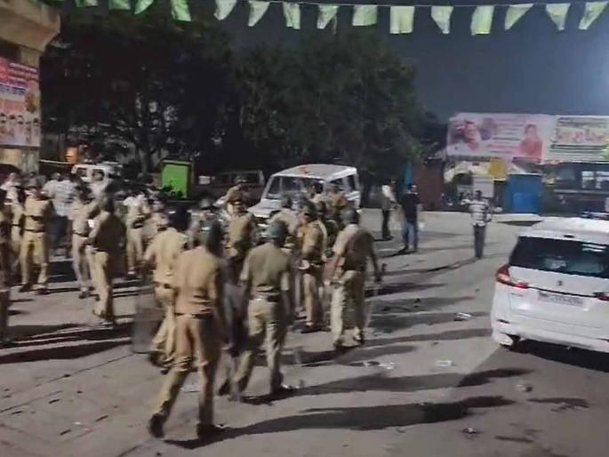 Stone pelting at Nagpuri Gate Police Station Jamabandi ordered | नागपुरी गेट पोलीस स्टेशनवर दगडफेक; पोलीस अधिकारी आणि कर्मचारी जखमी, मोठं नुकसान Stone pelting at Nagpuri Gate Police Station Jamabandi ordered | नागपुरी गेट पोलीस स्टेशनवर दगडफेक; पोलीस अधिकारी आणि कर्मचारी जखमी, मोठं नुकसान