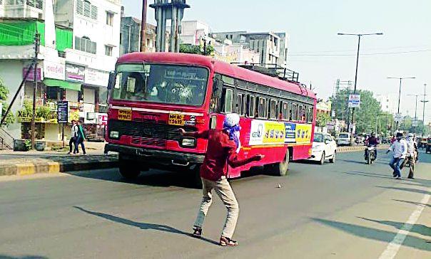 In Nagpur, stone pelting on the buses , agitation of the Halba community sterned | नागपुरात बसेसवर दगडफेक, हलबा समाजाचे आंदोलन चिघळले In Nagpur, stone pelting on the buses , agitation of the Halba community sterned | नागपुरात बसेसवर दगडफेक, हलबा समाजाचे आंदोलन चिघळले