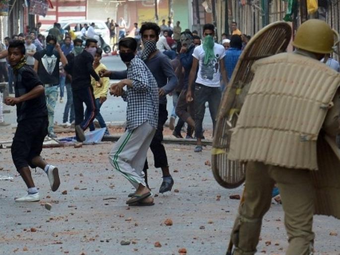 After the removal of section 370, a policeman was injured in Stone pelting and 100 were arrested in Kashmir | कलम 370 हटवल्यानंतर काश्मीरमध्ये दगडफेक, 1 पोलीस जखमी, 100 अटकेत After the removal of section 370, a policeman was injured in Stone pelting and 100 were arrested in Kashmir | कलम 370 हटवल्यानंतर काश्मीरमध्ये दगडफेक, 1 पोलीस जखमी, 100 अटकेत