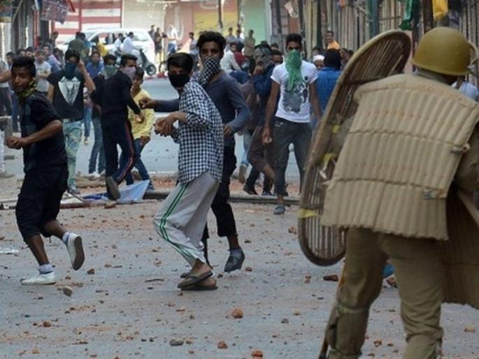 Jammu And Kashmir Since August 5, 765 held in J-K for stone-pelting, says Centre | Jammu And Kashmir : कलम 370 रद्द केल्यानंतर दगडफेकप्रकरणी 765 जणांना अटक Jammu And Kashmir Since August 5, 765 held in J-K for stone-pelting, says Centre | Jammu And Kashmir : कलम 370 रद्द केल्यानंतर दगडफेकप्रकरणी 765 जणांना अटक