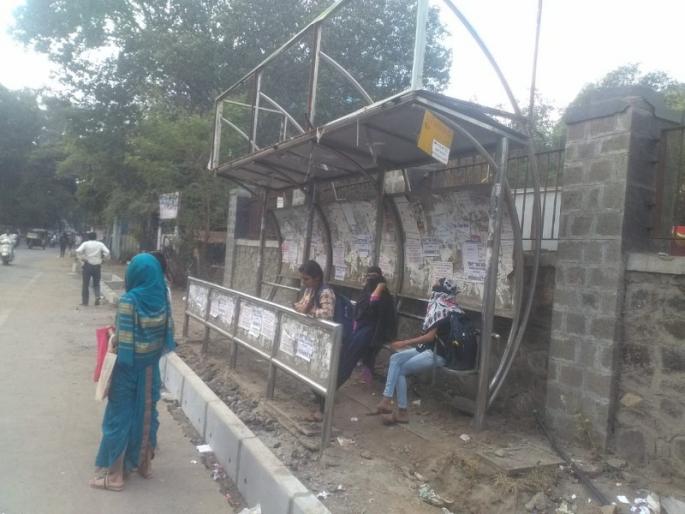 Passenger open in the smart city : 3 thousand stop without cover | स्मार्ट शहरातील प्रवासी उघड्यावर : तीन हजार थांबे शेडविना Passenger open in the smart city : 3 thousand stop without cover | स्मार्ट शहरातील प्रवासी उघड्यावर : तीन हजार थांबे शेडविना