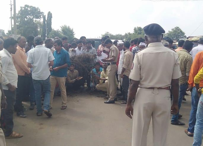 Stop at Vasari for farmers' demands! | शेतकऱ्यांच्या मागण्यांसाठी वसारी येथे रास्ता रोको ! Stop at Vasari for farmers' demands! | शेतकऱ्यांच्या मागण्यांसाठी वसारी येथे रास्ता रोको !