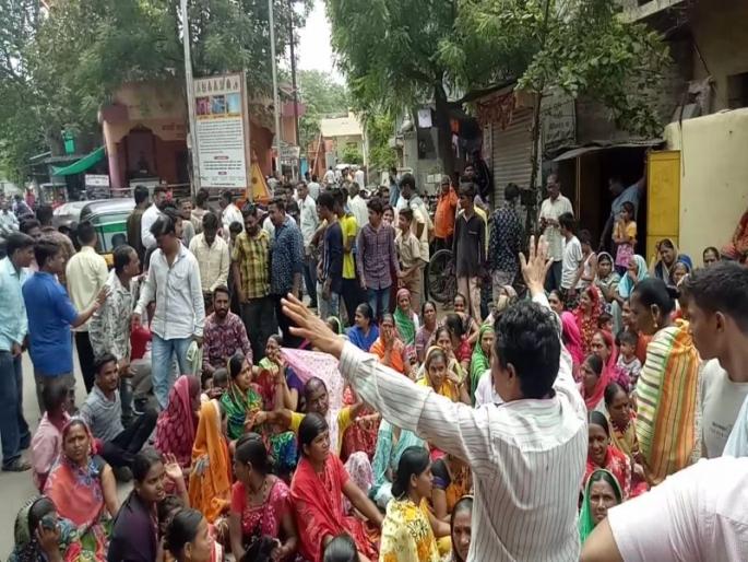 Stop the Jalgaon route for electricity | वीजेसाठी जळगावात रास्ता रोको Stop the Jalgaon route for electricity | वीजेसाठी जळगावात रास्ता रोको