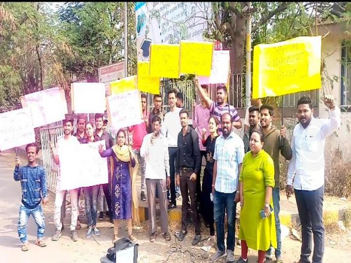Stop the marketing of education | शिक्षणाचे बाजारीकरण थांबवा, विद्यार्थ्यांचे जळगावात निदर्शने Stop the marketing of education | शिक्षणाचे बाजारीकरण थांबवा, विद्यार्थ्यांचे जळगावात निदर्शने