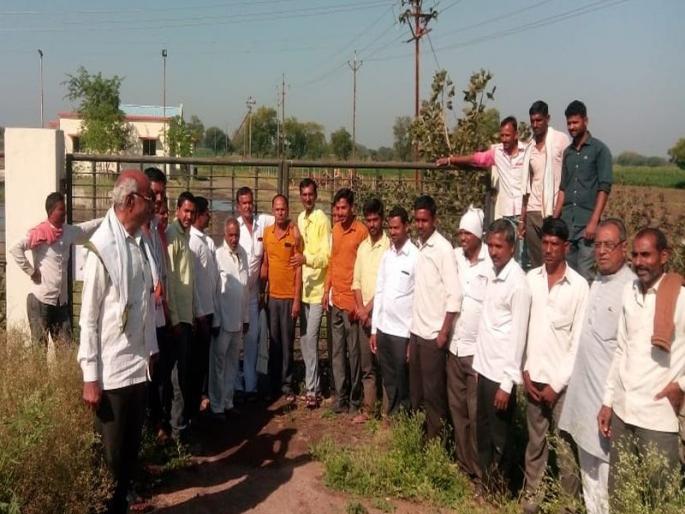 Stop the path of farmers suffering from disrupted electricity supply | खंडीत वीजपुरवठ्याने त्रस्त शेतकऱ्यांचा रास्ता रोको Stop the path of farmers suffering from disrupted electricity supply | खंडीत वीजपुरवठ्याने त्रस्त शेतकऱ्यांचा रास्ता रोको