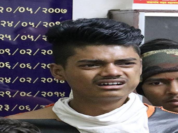 Stopping the bus in Jalgaon, beat up the student | जळगावात बस थांबवून विद्याथ्र्याला बेदम मारहाण, पोलीस ठाण्यात तणाव Stopping the bus in Jalgaon, beat up the student | जळगावात बस थांबवून विद्याथ्र्याला बेदम मारहाण, पोलीस ठाण्यात तणाव