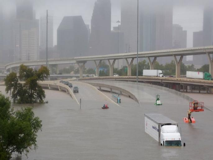 Hurley storms into Texas; The biggest storm in 13 years in America, five victims | हार्वे चक्रीवादळ टेक्सासमध्ये धडकले; अमेरिकेतील १३ वर्षांतील सर्वांत मोठे वादळ, पाच बळी Hurley storms into Texas; The biggest storm in 13 years in America, five victims | हार्वे चक्रीवादळ टेक्सासमध्ये धडकले; अमेरिकेतील १३ वर्षांतील सर्वांत मोठे वादळ, पाच बळी
