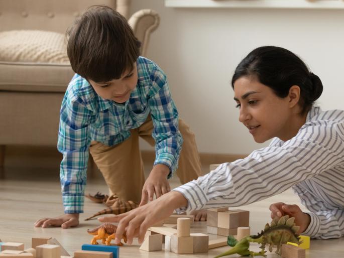 Develop your child by telling stories, Kids who listen to stories become smarter because .. | रोज काय मुलांना गोष्ट सांगायची, असं म्हणत कंटाळा करताय? गोष्टी ऐकलेली मुलं जास्त हुशार होतात कारण..