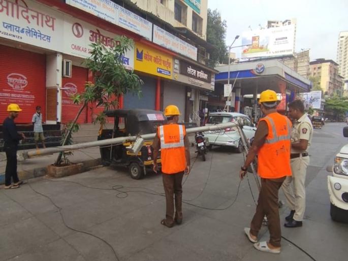 A street light pole erected by Municipal Corporation in Thane fell Pedestrian injured | ठाण्यात महापालिकेमार्फेट उभारलेला स्ट्रीट लाईट पोल पडला; पादचारी जखमी A street light pole erected by Municipal Corporation in Thane fell Pedestrian injured | ठाण्यात महापालिकेमार्फेट उभारलेला स्ट्रीट लाईट पोल पडला; पादचारी जखमी