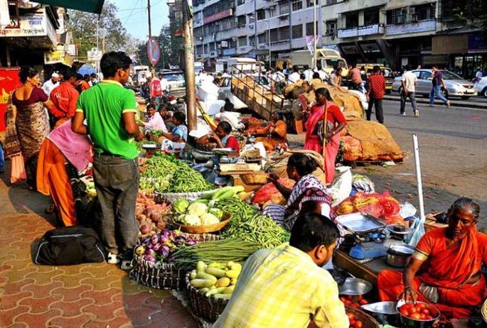 Re-survey of street vendors in Mumbai, decision in a meeting chaired by the Chief Minister | मुंबईतील फेरीवाल्यांचे पुन्हा हाेणार सर्वेक्षण, मुख्यमंत्र्यांच्या अध्यक्षतेखालील बैठकीत निर्णय Re-survey of street vendors in Mumbai, decision in a meeting chaired by the Chief Minister | मुंबईतील फेरीवाल्यांचे पुन्हा हाेणार सर्वेक्षण, मुख्यमंत्र्यांच्या अध्यक्षतेखालील बैठकीत निर्णय