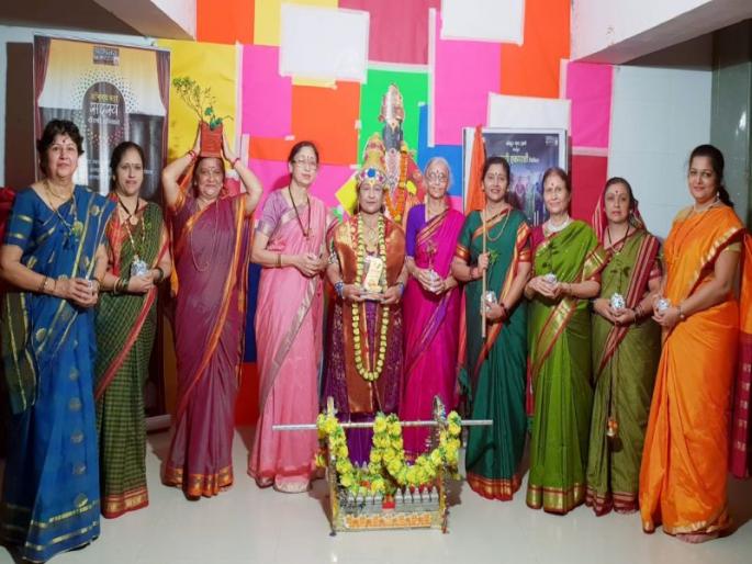 Thousands of 'saints' in 'Thane' | आषाढी एकादशी निमित्त ठाण्यातील अभिनय कट्ट्यावर अवतरली 'स्त्री संतांची मांदियाळी' Thousands of 'saints' in 'Thane' | आषाढी एकादशी निमित्त ठाण्यातील अभिनय कट्ट्यावर अवतरली 'स्त्री संतांची मांदियाळी'