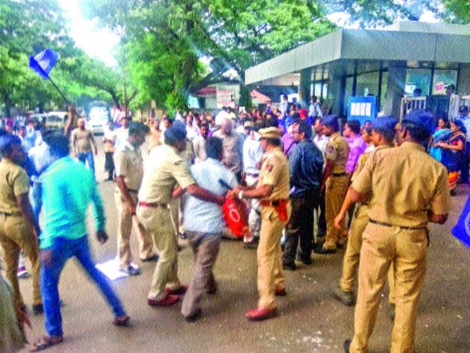 Stringers on Kirloskar Pneumatic workers | किर्लोस्कर न्युमॅटिकच्या कामगारांवर लाठीमार Stringers on Kirloskar Pneumatic workers | किर्लोस्कर न्युमॅटिकच्या कामगारांवर लाठीमार