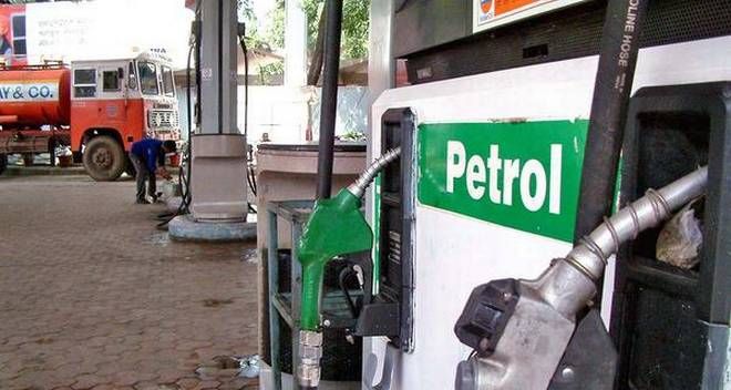 In Nagpur, a petrol pump was looted at gunpoint | नागपुरात कुऱ्हाड आणि सुऱ्याच्या धाकावर पेट्रोलपंपाचा गल्ला लुटला