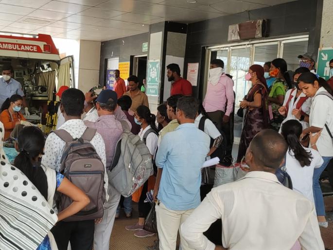 strike of ops and common man being harassed patient get back home without surgery | संप तुमचा, छळ होतोय आमचा! शस्त्रक्रियेविनाच घरी, बहिणीने ओढले स्ट्रेचर strike of ops and common man being harassed patient get back home without surgery | संप तुमचा, छळ होतोय आमचा! शस्त्रक्रियेविनाच घरी, बहिणीने ओढले स्ट्रेचर