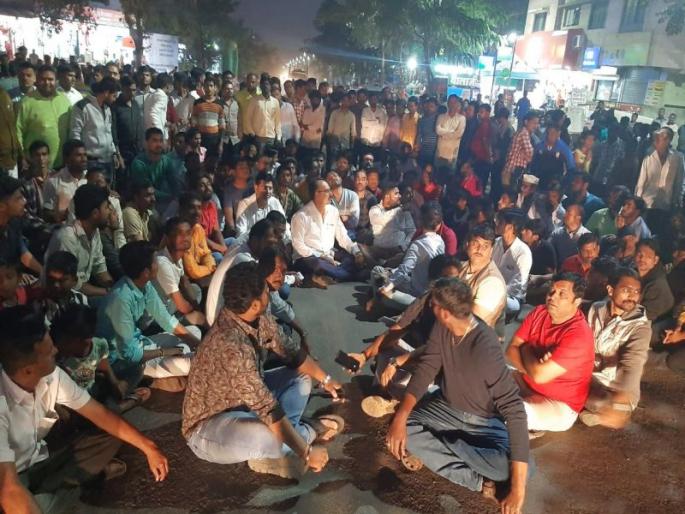 Chopper assaults civilian in Ambad; Residents are on the streets | अंबडमध्ये नागरिकावर चॉपरने केला प्राणघातक हल्ला; रहिवाशांचा रस्त्यावर ठिय्या Chopper assaults civilian in Ambad; Residents are on the streets | अंबडमध्ये नागरिकावर चॉपरने केला प्राणघातक हल्ला; रहिवाशांचा रस्त्यावर ठिय्या