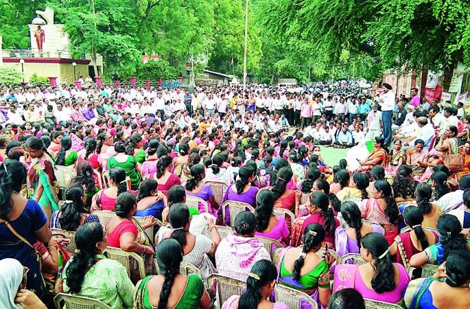 Government notice,Employee firm on strike | सरकारची नोटीस, कर्मचारी संपावर ठाम Government notice,Employee firm on strike | सरकारची नोटीस, कर्मचारी संपावर ठाम