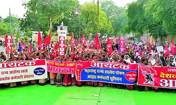 Second day strike: demonstrations against central workers' policies | दुसरा दिवस संपाचा : कामगारांची केंद्राच्या धोरणाविरोधात निदर्शने Second day strike: demonstrations against central workers' policies | दुसरा दिवस संपाचा : कामगारांची केंद्राच्या धोरणाविरोधात निदर्शने