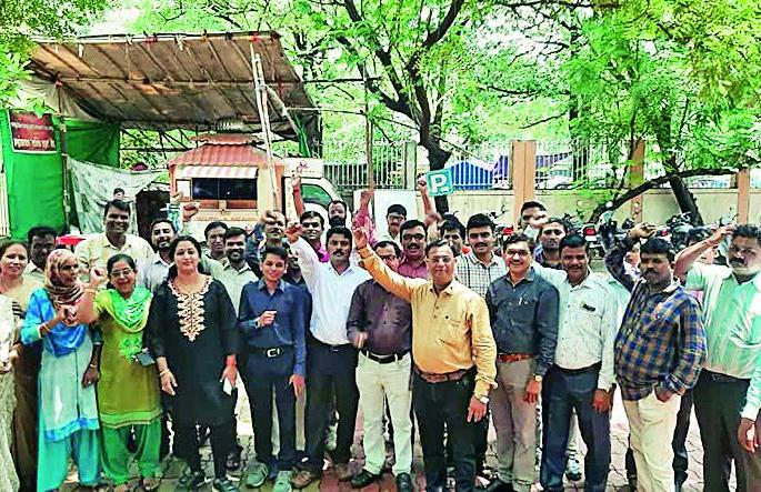 Revenue employee's indefinite strike in Nagpur | नागपुरात महसूल कर्मचाऱ्यांचा बेमुदत संप : जिल्हाधिकारी कार्यालयातील कामे ठप्प Revenue employee's indefinite strike in Nagpur | नागपुरात महसूल कर्मचाऱ्यांचा बेमुदत संप : जिल्हाधिकारी कार्यालयातील कामे ठप्प