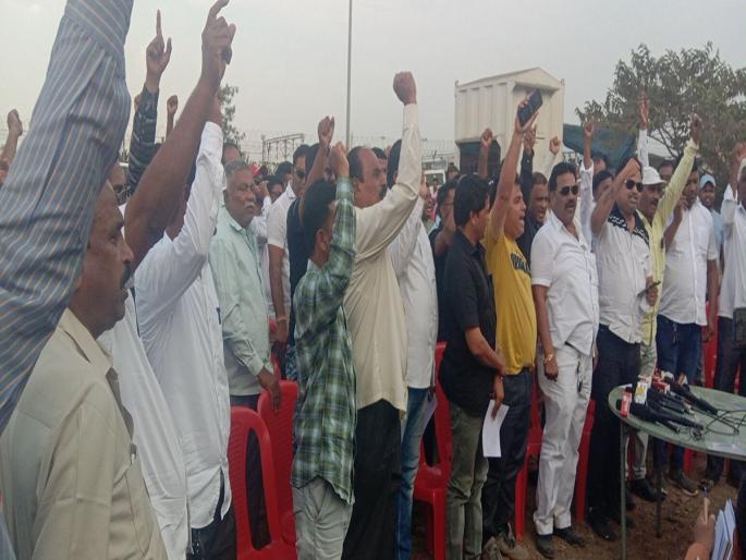 Soil filling work in JENPAs 4th port was stopped  | जेएनपीएच्या चौथ्या बंदरातील माती भरावाचे काम बंद; कंपनीच्या विरोधात ४०० डंपर मालकांचे आंदोलन    Soil filling work in JENPAs 4th port was stopped  | जेएनपीएच्या चौथ्या बंदरातील माती भरावाचे काम बंद; कंपनीच्या विरोधात ४०० डंपर मालकांचे आंदोलन