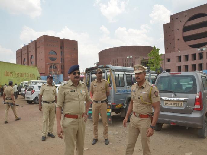 The fate of candidates locked in a strongroom on the MIT campus; Police arrangement for 20 days | उमेदवारांचे भवितव्य एमआयटी कॅम्पसमधील स्ट्राँगरूममध्ये बंद; २० दिवस पोलिसांचा बंदोबस्त The fate of candidates locked in a strongroom on the MIT campus; Police arrangement for 20 days | उमेदवारांचे भवितव्य एमआयटी कॅम्पसमधील स्ट्राँगरूममध्ये बंद; २० दिवस पोलिसांचा बंदोबस्त