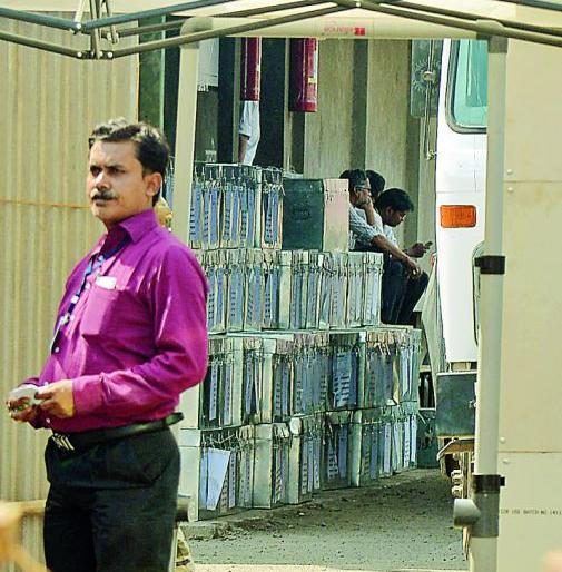 Fire fighting machinery ready for the Strong Room | स्ट्राँग रुमसाठी अग्निशमनची यंत्रणा सज्ज Fire fighting machinery ready for the Strong Room | स्ट्राँग रुमसाठी अग्निशमनची यंत्रणा सज्ज