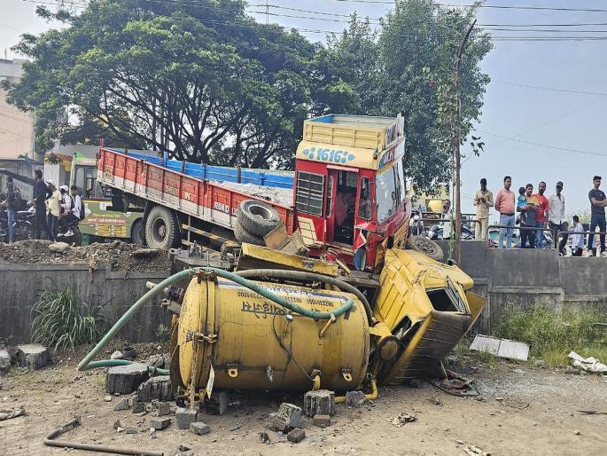 Accidents continue to recur on Lavale Phata; Brakefell tracks into the mall parking lot | लवळे फाटयावर अपघाताची पुनरावृत्ती सुरूच; ब्रेकफेल ट्रॅक मॉलच्या पार्किंगमध्ये घुसला Accidents continue to recur on Lavale Phata; Brakefell tracks into the mall parking lot | लवळे फाटयावर अपघाताची पुनरावृत्ती सुरूच; ब्रेकफेल ट्रॅक मॉलच्या पार्किंगमध्ये घुसला