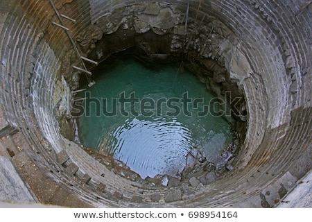 Due to the removal of water in the well, due to falling in the well, the death of the farmer | पाणी काढताना तोल जावून विहिरीत पडल्याने शेतकºयाचा मृत्यू Due to the removal of water in the well, due to falling in the well, the death of the farmer | पाणी काढताना तोल जावून विहिरीत पडल्याने शेतकºयाचा मृत्यू