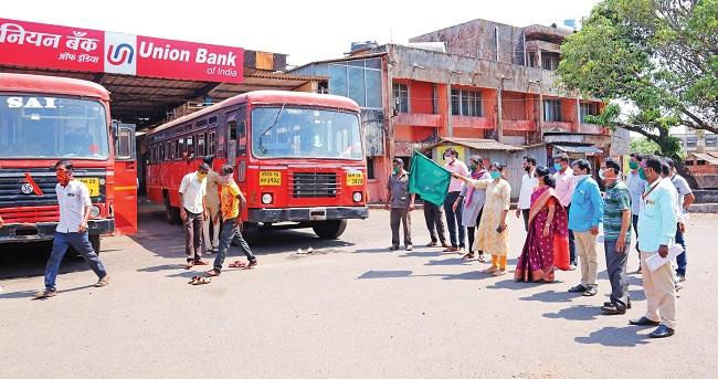 Bijapuri workers dispatched by ST with their families | विजापूरी कामगारांना केले कुटुंबांसह एसटीने रवाना Bijapuri workers dispatched by ST with their families | विजापूरी कामगारांना केले कुटुंबांसह एसटीने रवाना