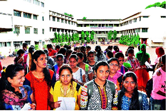 Students' admission for Eleventh entrance: Education Opportunities | अकरावी प्रवेशासाठी विद्यार्थ्यांची झुंबड : प्रवेशातील गडबडीकडे शिक्षणाधिकाऱ्यांचे लक्ष Students' admission for Eleventh entrance: Education Opportunities | अकरावी प्रवेशासाठी विद्यार्थ्यांची झुंबड : प्रवेशातील गडबडीकडे शिक्षणाधिकाऱ्यांचे लक्ष